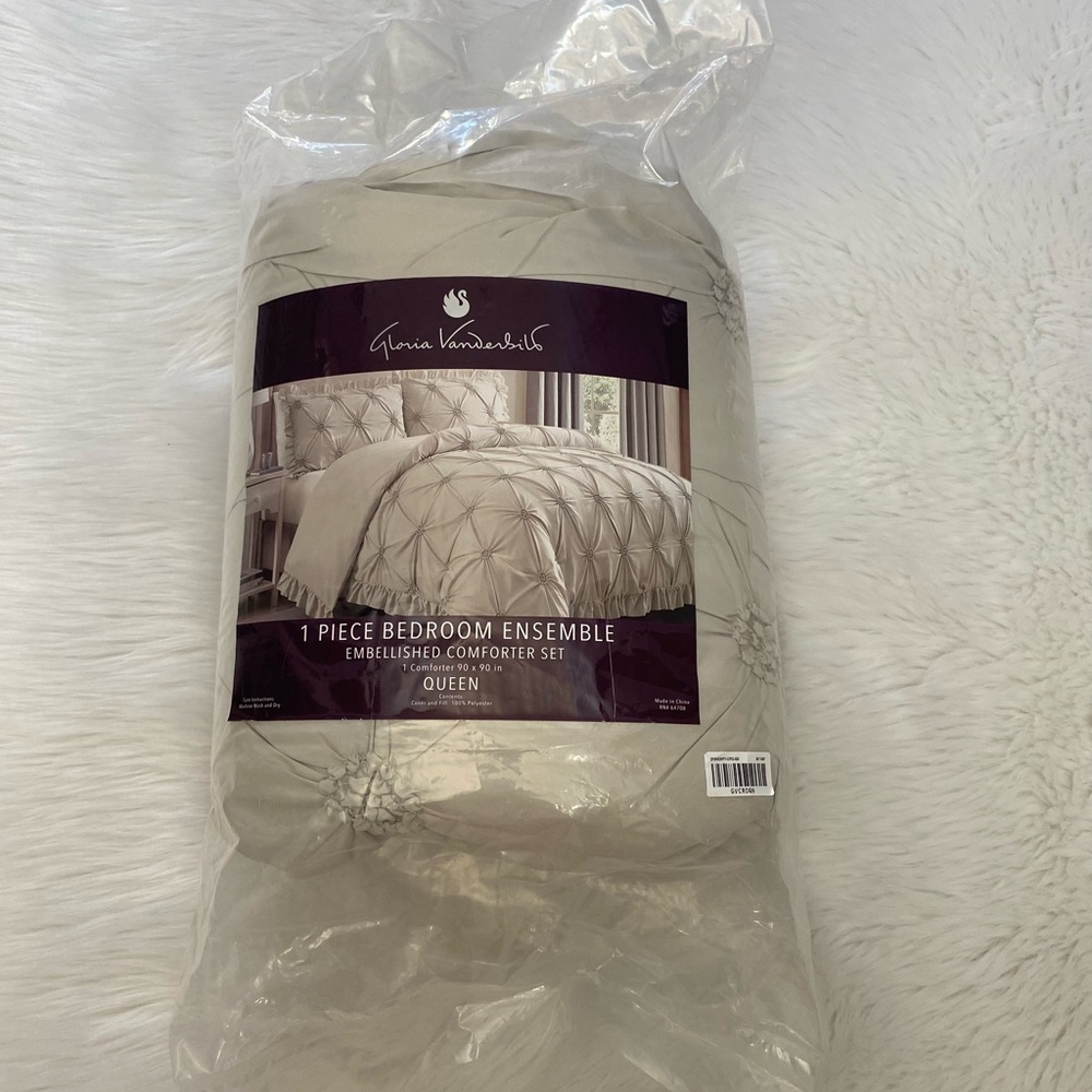 NEW w/Tag-Gloria Vanderbilt Embellished Comforter (Queen 90 x 90”)